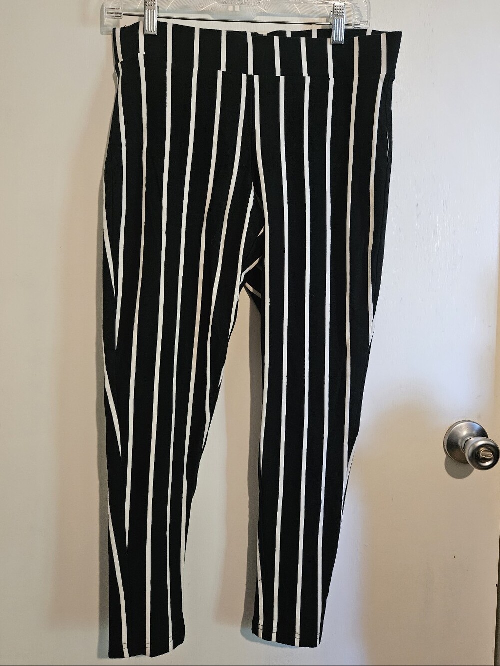 Torrid Black White Vertical Striped Skinny Tapered Pull-On Pants Women’s 1